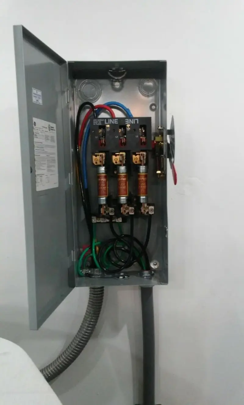 Three-phase disconnect switch installed for Smoke Detector Installation in Llano